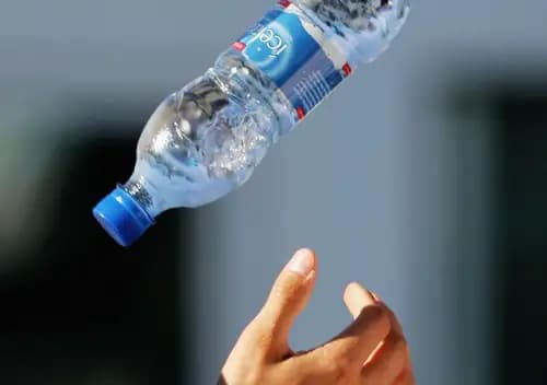 /uploads/00xp_bottleflipping_web1_super_Jumbo_b14a3ccc7c.jpg